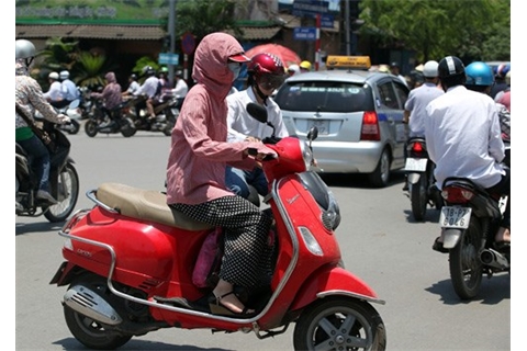 Lưu ý chọn áo chống nắng khi ra đường để bảo vệ làn da.